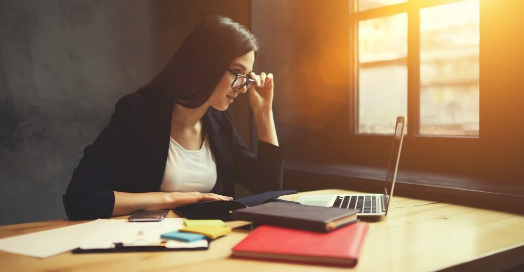 Woman proofreading her text with a French grammar checker