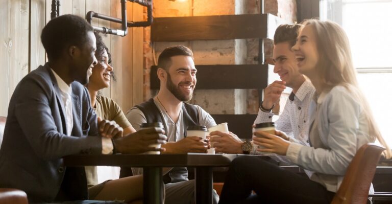 Un groupe d'amis qui parlent et utilisent des expressions françaises drôles