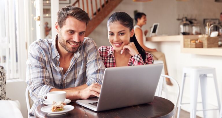 Jeune couple en train d'apprendre les mots anglais les plus utilisés en français