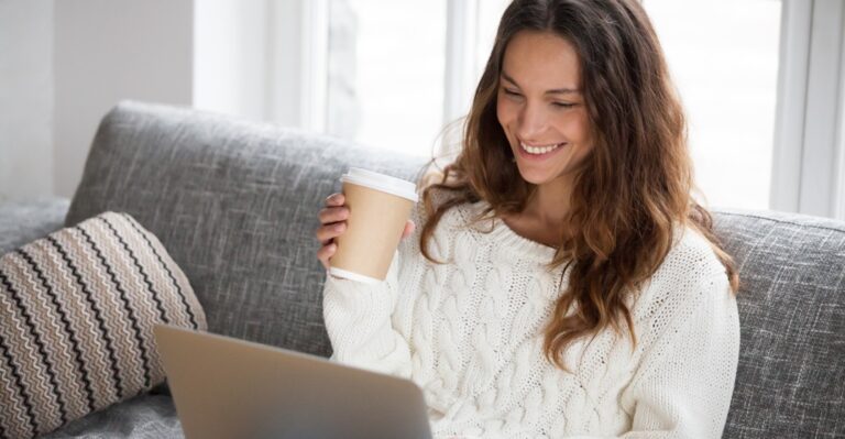 Jeune femme apprenant le conditionnel passé en français